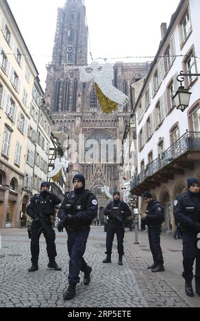 (181212) -- STRASSBURG, 12. Dezember 2018 -- Polizisten patrouillieren am 12. Dezember 2018 im Zentrum von Straßburg, Frankreich. Die französische Polizei sucht einen Schützen, nachdem er am Dienstagabend in der Nähe eines Weihnachtsmarktes in Straßburg an der deutschen Grenze mindestens vier Menschen getötet und 13 weitere verwundet hat. (wyo) FRANCE-STRASBOURG-SHOOTING-SECURITY YexPingfan PUBLICATIONxNOTxINxCHN Stockfoto