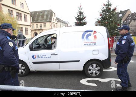 (181212) -- STRASSBURG, 12. Dezember 2018 -- Polizisten kontrollieren am 12. Dezember 2018 ein Fahrzeug im Zentrum von Straßburg, Frankreich. Die französische Polizei sucht einen Schützen, nachdem er am Dienstagabend in der Nähe eines Weihnachtsmarktes in Straßburg an der deutschen Grenze mindestens vier Menschen getötet und 13 weitere verwundet hat. (wyo) FRANCE-STRASBOURG-SHOOTING-SECURITY YexPingfan PUBLICATIONxNOTxINxCHN Stockfoto