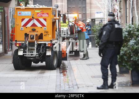 (181212) -- STRASSBURG, 12. Dezember 2018 -- Stadtarbeiter reinigen am 12. Dezember 2018 den Angriffsort im Zentrum von Straßburg, Frankreich. Die französische Polizei sucht einen Schützen, nachdem er am Dienstagabend in der Nähe eines Weihnachtsmarktes in Straßburg an der deutschen Grenze mindestens vier Menschen getötet und 13 weitere verwundet hat. (wyo) FRANCE-STRASBOURG-SHOOTING-SECURITY YexPingfan PUBLICATIONxNOTxINxCHN Stockfoto