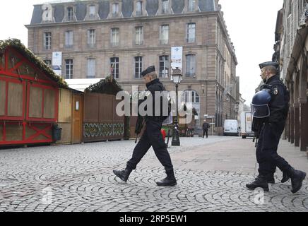 (181212) -- STRASSBURG, 12. Dezember 2018 -- Polizisten patrouillieren am 12. Dezember 2018 im Zentrum von Straßburg, Frankreich. Die französische Polizei sucht einen Schützen, nachdem er am Dienstagabend in der Nähe eines Weihnachtsmarktes in Straßburg an der deutschen Grenze mindestens vier Menschen getötet und 13 weitere verwundet hat. (wyo) FRANCE-STRASBOURG-SHOOTING-SECURITY YexPingfan PUBLICATIONxNOTxINxCHN Stockfoto