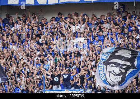 Genk, Belgien. September 2023. GENK, BELGIEN - 3. SEPTEMBER: Fans von KRC Genk während des belgischen Pro-League-Spiels zwischen KRC Genk und RSC Anderlecht in der Cegeka Arena am 3. SEPTEMBER 2023 in Genk, Belgien. (Foto: Jeroen Meuwsen/Orange Pictures) Credit: Orange Pics BV/Alamy Live News Stockfoto