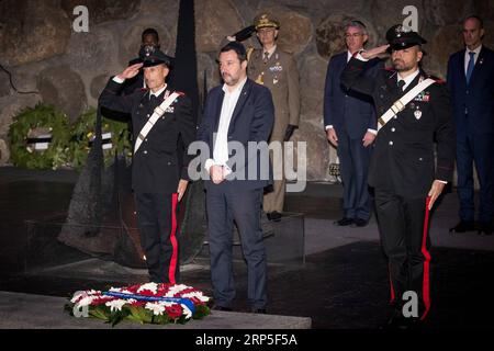 (181212) -- JERUSALEM, 12. Dezember 2018 -- Italiens rechtsextremer stellvertretender Ministerpräsident und Innenminister Matteo Salvini (C-Front) besucht am 12. Dezember 2018 das Yad Vashem Holocaust-Gedenkmuseum in Jerusalem. ) MIDEAST-JERUSALEM-ITALY-VISIT JINI PUBLICATIONXNOTXINXCHN Stockfoto