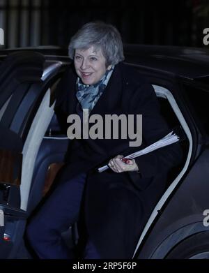 (181212) -- LONDON, 12. Dezember 2018 -- die britische Premierministerin Theresa May kehrt am 12. Dezember 2018 nach einer Vertrauensabstimmung in London in die 10 Downing Street zurück. Theresa May gewann am Mittwoch mit großem Abstand ein Vertrauensvotum ihrer konservativen parlamentskollegen. GROSSBRITANNIEN-LONDON-THERESA MAY-CONFIDENCE-GEWINNER HANXYAN PUBLICATIONXNOTXINXCHN Stockfoto