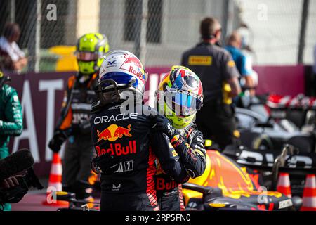 #11 Sergio Perez, (MEX) mit Max Verstappen Oracle Red Bull Racing, Honda während der italienischen GP, Monza 31 August-3 September 2023 Formel-1-Weltmeisterschaft 2023. Stockfoto