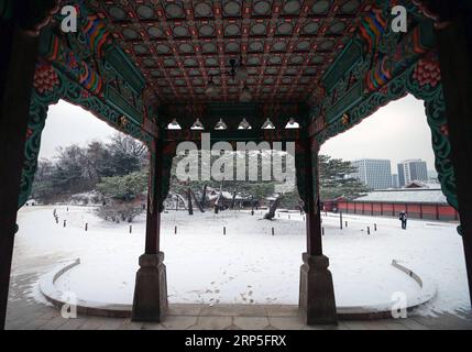 (181213) -- SEOUL, 13. Dezember 2018 -- Foto aufgenommen am 13. Dezember 2018 zeigt den Changdeokgung Palast nach Schnee in Seoul, Südkorea. ) (yy) SÜDKOREA-SEOUL-CHANGDEOKGUNG PALACE-SNOW WangxJingqiang PUBLICATIONxNOTxINxCHN Stockfoto