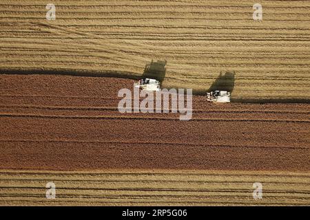 (181213) -- HUAIAN, 13. Dezember 2018 -- Aero-Foto vom 13. Dezember 2018 zeigt Mähdrescher, die auf einem Reisfeld im Bezirk Hongze, Stadt Huaian, ostchinesische Provinz Jiangsu arbeiten. Die Bauern vor Ort ernteten nach mehrtägigem Regenwetter spät Reis. )(ly) CHINA-JIANGSU-AGRICULTURE-HARVEST (CN) WanxZhen PUBLICATIONxNOTxINxCHN Stockfoto