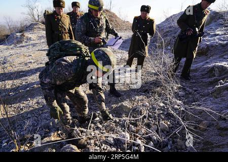 (181213) -- SEOUL, 13. Dez. 2018 () -- in diesem vom südkoreanischen Verteidigungsministerium zur Verfügung gestellten Handout-Foto führen südkoreanische Soldaten am 12. Dez. 2018 vor Ort Überprüfungen an den Wachposten der DVRK innerhalb der entmilitarisierten Zone (DMZ) durch. Südkorea und die Demokratische Volksrepublik Korea (DVRK) überprüften am Mittwoch den Auswurf von 11 Wachposten über die interkoreanische Grenze innerhalb der DMZ, die die koreanische Halbinsel seit dem Ende des Koreakrieges 1950-53 mit Waffenstillstand getrennt hat. (/Südkoreanisches Ministerium für nationale Verteidigung) (lmm) KOREA-DMZ-GRENZSCHUTZPOSTEN-AUSRISS Xinhua P Stockfoto