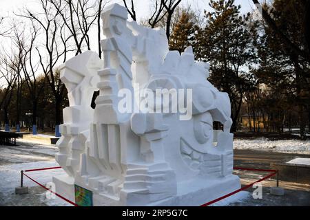 (181214) -- HARBIN, 14. Dezember 2018 -- Eine Schneeskulptur nimmt am 6. Undergraduate Snow Sculpture Competition der Provinz Heilongjiang auf der Sun Island International Snow Sculpture Art Expo in Harbin, der Hauptstadt der Provinz Heilongjiang im Nordosten Chinas, am 13. Dezember 2018 Teil. Der viertägige Wettbewerb endete am Donnerstag mit 35 teilnehmenden Teams. ) (Zyd) CHINA-HEILONGJIANG-HARBIN-SNOW SCULPTURES (CN) WangxJianwei PUBLICATIONxNOTxINxCHN Stockfoto