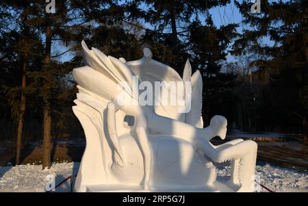 (181214) -- HARBIN, 14. Dezember 2018 -- Eine Schneeskulptur nimmt am 6. Undergraduate Snow Sculpture Competition der Provinz Heilongjiang auf der Sun Island International Snow Sculpture Art Expo in Harbin, der Hauptstadt der Provinz Heilongjiang im Nordosten Chinas, am 13. Dezember 2018 Teil. Der viertägige Wettbewerb endete am Donnerstag mit 35 teilnehmenden Teams. ) (Zyd) CHINA-HEILONGJIANG-HARBIN-SNOW SCULPTURES (CN) WangxJianwei PUBLICATIONxNOTxINxCHN Stockfoto