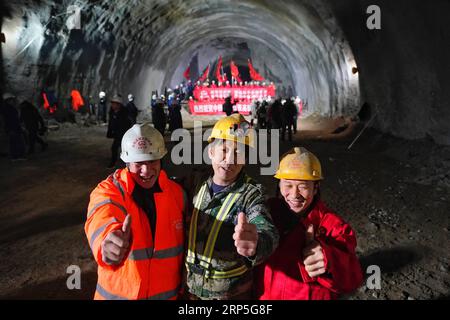 (181214) -- PEKING, 14. Dezember 2018 -- Arbeiter feiern, wie sie durch den neuen Badaling-Tunnel der Peking-Zhangjiakou-Hochgeschwindigkeitsbahnstrecke in Peking, Hauptstadt Chinas, 13. Dezember 2018 schneiden. Die Arbeiter haben einen großen Durchbruch bei der Hochgeschwindigkeitsbahnstrecke Peking-Zhangjiakou erzielt, nachdem sie am Donnerstag den New Badaling Tunnel, einen entscheidenden Teil entlang der Strecke, ausgehoben haben. ) (lmm) CHINA-BEIJING-ZHANGJIAKOU-RAILWAY-TUNNEL-CONSTRUCTION (CN) XingxGuangli PUBLICATIONxNOTxINxCHN Stockfoto