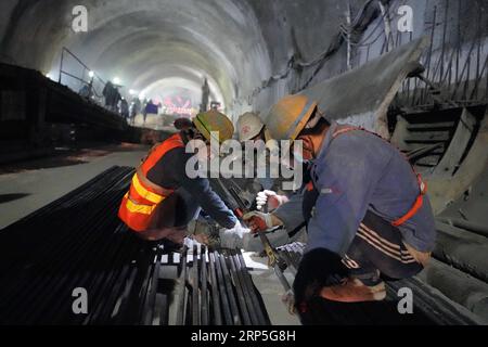 (181214) -- PEKING, 14. Dezember 2018 -- Arbeiter bauen den neuen Badaling-Tunnel der Peking-Zhangjiakou-Hochgeschwindigkeitsstrecke in Peking, Hauptstadt Chinas, 13. Dezember 2018. Die Arbeiter haben einen großen Durchbruch bei der Hochgeschwindigkeitsbahnstrecke Peking-Zhangjiakou erzielt, nachdem sie am Donnerstag den New Badaling Tunnel, einen entscheidenden Teil entlang der Strecke, ausgehoben haben. ) (lmm) CHINA-BEIJING-ZHANGJIAKOU-RAILWAY-TUNNEL-CONSTRUCTION (CN) XingxGuangli PUBLICATIONxNOTxINxCHN Stockfoto