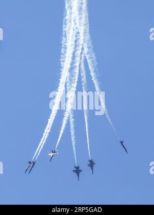 Toronto, Kanada, 3. September 2023. Piloten der Blue Angels der US Navy in ihren F/A-18 Super Hornets treten auf der Canadian International Air Show auf. Colin N. Perkel/Alamy Live News Stockfoto