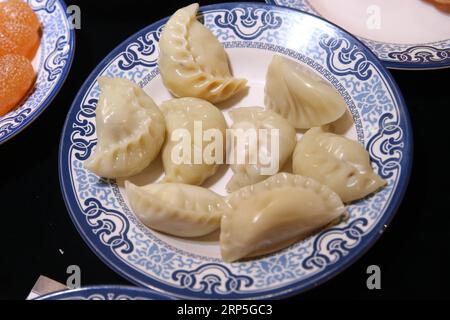 (181214) -- PEKING, 14. Dezember 2018 -- Foto aufgenommen am 13. Dezember 2018 zeigt Exponate auf der China International Jewelry Fair 2018 in Peking, der Hauptstadt Chinas. Aussteller aus 23 Ländern und Regionen nahmen an der am Donnerstag eröffneten Messe Teil. ) (Zyd) CHINA-PEKING-SCHMUCK-MESSE (CN) ChenxXiaogen PUBLICATIONxNOTxINxCHN Stockfoto