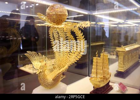 (181214) -- PEKING, 14. Dezember 2018 -- Foto aufgenommen am 13. Dezember 2018 zeigt Exponate auf der China International Jewelry Fair 2018 in Peking, der Hauptstadt Chinas. Aussteller aus 23 Ländern und Regionen nahmen an der am Donnerstag eröffneten Messe Teil. ) (Zyd) CHINA-PEKING-SCHMUCK-MESSE (CN) ChenxXiaogen PUBLICATIONxNOTxINxCHN Stockfoto