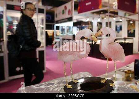 (181214) -- PEKING, 14. Dezember 2018 -- Ein Besucherblick Exponate auf der China International Jewelry Fair 2018 in Peking, Hauptstadt von China, 13. Dezember 2018. Aussteller aus 23 Ländern und Regionen nahmen an der am Donnerstag eröffneten Messe Teil. ) (Zyd) CHINA-PEKING-SCHMUCK-MESSE (CN) ChenxXiaogen PUBLICATIONxNOTxINxCHN Stockfoto