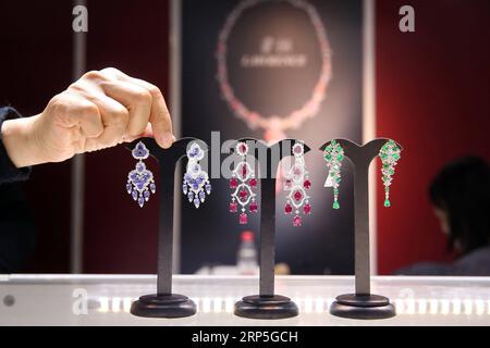 (181214) -- PEKING, 14. Dezember 2018 -- Ein Mitarbeiter organisiert Ausstellungen auf der China International Jewelry Fair 2018 in Peking, Hauptstadt von China, 13. Dezember 2018. Aussteller aus 23 Ländern und Regionen nahmen an der am Donnerstag eröffneten Messe Teil. ) (Zyd) CHINA-PEKING-SCHMUCK-MESSE (CN) ChenxXiaogen PUBLICATIONxNOTxINxCHN Stockfoto