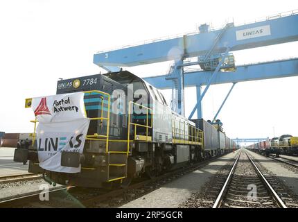 (181214) -- PEKING, 14. Dezember 2018 (Xinhua) -- der chinesisch-europäische Güterzug aus Tangshan kommt am 12. Mai 2018 im belgischen Antwerpen-Hafen an. China-Europa-Güterzüge machten in den ersten 11 Monaten des Jahres 2018 5.611 Fahrten und stiegen im Vergleich zum Vorjahreszeitraum um 72 Prozent an, so ein Treffen in der südwestchinesischen Provinz Sichuan. Im Jahr 2017 wurden über 3.000 Fahrten über die China-Europa-Güterzüge zwischen Städten auf den beiden Kontinenten unternommen. Laut der Sitzung des Koordinationsausschusses für Verkehr von China Railwa wird die Zahl 2018 voraussichtlich 6.000 erreichen Stockfoto