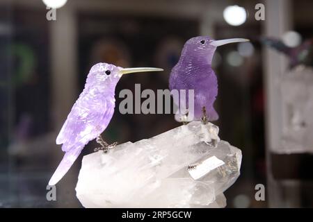 (181214) -- PEKING, 14. Dezember 2018 -- Foto aufgenommen am 13. Dezember 2018 zeigt Exponate auf der China International Jewelry Fair 2018 in Peking, der Hauptstadt Chinas. Aussteller aus 23 Ländern und Regionen nahmen an der am Donnerstag eröffneten Messe Teil. ) (Zyd) CHINA-PEKING-SCHMUCK-MESSE (CN) ChenxXiaogen PUBLICATIONxNOTxINxCHN Stockfoto