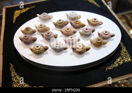 (181214) -- PEKING, 14. Dezember 2018 -- Foto aufgenommen am 13. Dezember 2018 zeigt Exponate auf der China International Jewelry Fair 2018 in Peking, der Hauptstadt Chinas. Aussteller aus 23 Ländern und Regionen nahmen an der am Donnerstag eröffneten Messe Teil. ) (Zyd) CHINA-PEKING-SCHMUCK-MESSE (CN) ChenxXiaogen PUBLICATIONxNOTxINxCHN Stockfoto