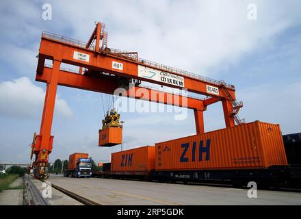 (181214) -- PEKING, 14. Dezember 2018 (Xinhua) -- Container werden auf einen China-Europa-Güterzug in Zhengzhou City, Hauptstadt der zentralchinesischen Provinz Henan, 2. August 2017 geladen. China-Europa-Güterzüge machten in den ersten 11 Monaten des Jahres 2018 5.611 Fahrten und stiegen im Vergleich zum Vorjahreszeitraum um 72 Prozent an, so ein Treffen in der südwestchinesischen Provinz Sichuan. Im Jahr 2017 wurden über 3.000 Fahrten über die China-Europa-Güterzüge zwischen Städten auf den beiden Kontinenten unternommen. Die Zahl dürfte 2018 6.000 erreichen, so die Sitzung der Verkehrskoordina Stockfoto