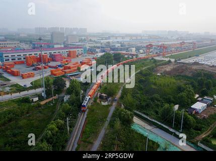 (181214) -- PEKING, 14. Dezember 2018 (Xinhua) -- Ein chinesisch-europäischer Güterzug fährt am Bahnhof in Zhengzhou City ab, Hauptstadt der zentralchinesischen Provinz Henan, 2. August 2017. China-Europa-Güterzüge machten in den ersten 11 Monaten des Jahres 2018 5.611 Fahrten und stiegen im Vergleich zum Vorjahreszeitraum um 72 Prozent an, so ein Treffen in der südwestchinesischen Provinz Sichuan. Im Jahr 2017 wurden über 3.000 Fahrten über die China-Europa-Güterzüge zwischen Städten auf den beiden Kontinenten unternommen. Laut der Sitzung der Transport Coordinating Co. Wird die Zahl 2018 voraussichtlich 6.000 erreichen Stockfoto