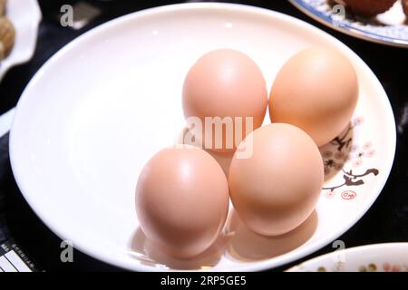 (181214) -- PEKING, 14. Dezember 2018 -- Foto aufgenommen am 13. Dezember 2018 zeigt Exponate auf der China International Jewelry Fair 2018 in Peking, der Hauptstadt Chinas. Aussteller aus 23 Ländern und Regionen nahmen an der am Donnerstag eröffneten Messe Teil. ) (Zyd) CHINA-PEKING-SCHMUCK-MESSE (CN) ChenxXiaogen PUBLICATIONxNOTxINxCHN Stockfoto