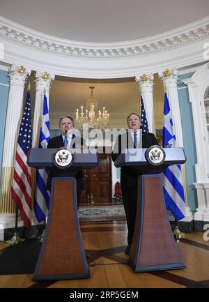 (181214) -- WASHINGTON, 14. Dezember 2018 -- US-Außenminister Mike Pompeo (R) und griechisch-amtierender Außenminister George Katrougalos halten am 13. Dezember 2018 eine gemeinsame Pressekonferenz im Außenministerium in Washington D.C., USA, ab. In einer offensichtlichen Bemühung, Russlands Energieexporte in die europäischen Nationen zu treffen, betonten die Vereinigten Staaten am Donnerstag die Rolle Griechenlands bei der Diversifizierung der europäischen Energiequellen und erwägten, seine Energiezusammenarbeit mit Griechenland in einem bilateralen Dialog weiter zu stärken. )(yxb) US-WASHINGTON-POMPEO-GRIECHENLAND-PRESSEKONFERENZ LiuxJie PUBLICATIONxNOTxINxCH Stockfoto