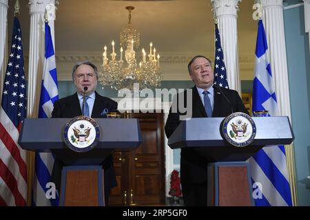 (181214) -- WASHINGTON, 14. Dezember 2018 -- US-Außenminister Mike Pompeo (R) und griechisch-amtierender Außenminister George Katrougalos halten am 13. Dezember 2018 eine gemeinsame Pressekonferenz im Außenministerium in Washington D.C., USA, ab. In einer offensichtlichen Bemühung, Russlands Energieexporte in die europäischen Nationen zu treffen, betonten die Vereinigten Staaten am Donnerstag die Rolle Griechenlands bei der Diversifizierung der europäischen Energiequellen und erwägten, seine Energiezusammenarbeit mit Griechenland in einem bilateralen Dialog weiter zu stärken. )(yxb) US-WASHINGTON-POMPEO-GRIECHENLAND-PRESSEKONFERENZ LiuxJie PUBLICATIONxNOTxINxCH Stockfoto