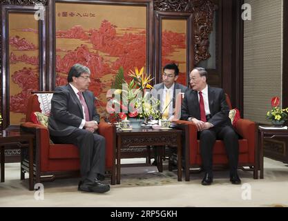 (181214) -- PEKING, 14. Dezember 2018 -- der chinesische Vizepräsident Wang Qishan (R) trifft sich mit dem kolumbianischen Außenminister Carlos Holmes Trujillo in Peking, der Hauptstadt Chinas, am 14. Dezember 2018. ) (lmm) CHINA-BEIJING-WANG QISHAN-COLOMBIA-FM-MEETING (CN) DingxHaitao PUBLICATIONxNOTxINxCHN Stockfoto