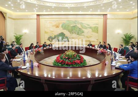 (181214) -- PEKING, 14. Dezember 2018 -- Wang Yang, Vorsitzender des Nationalen Komitees der Politischen Konsultativkonferenz des chinesischen Volkes, trifft sich mit Pornpetch Wichitcholchai, Präsident der Nationalen Legislativversammlung Thailands, in Peking, der Hauptstadt Chinas, am 14. Dezember 2018. ) (Yxb) CHINA-BEIJING-WANG YANG-THAILAND-PORNPETCH-MEETING (CN) LiuxWeibing PUBLICATIONxNOTxINxCHN Stockfoto