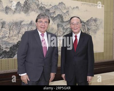 (181214) -- PEKING, 14. Dezember 2018 -- der chinesische Vizepräsident Wang Qishan (R) trifft sich mit dem kolumbianischen Außenminister Carlos Holmes Trujillo in Peking, der Hauptstadt Chinas, am 14. Dezember 2018. ) (lmm) CHINA-BEIJING-WANG QISHAN-COLOMBIA-FM-MEETING (CN) DingxHaitao PUBLICATIONxNOTxINxCHN Stockfoto