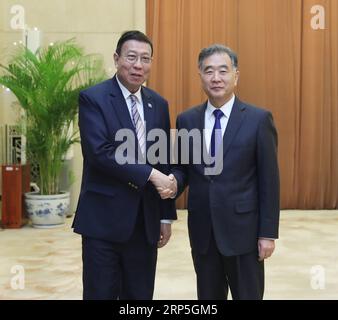 (181214) -- PEKING, 14. Dezember 2018 -- Wang Yang (R), Vorsitzender des Nationalen Komitees der politischen Beratungskonferenz des chinesischen Volkes, trifft sich mit Pornpetch Wichitcholchai, Präsident der Nationalen Legislativversammlung Thailands, in Peking, Hauptstadt Chinas, 14. Dezember 2018. ) (Yxb) CHINA-BEIJING-WANG YANG-THAILAND-PORNPETCH-MEETING (CN) LiuxWeibing PUBLICATIONxNOTxINxCHN Stockfoto