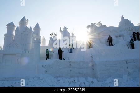 (181214) -- HARBIN, 14. Dezember 2018 -- Schnitzer machen Skulpturen für die bevorstehende 31. Harbin Sun Island International Snow Sculpture Art Exposition in Harbin, Hauptstadt der nordöstlichen Provinz Heilongjiang, 14. Dezember 2018. ) (ly) CHINA-HEILONGJIANG-HARBIN-SNOW SCULPTURES-EXPO (CN) WangxJianwei PUBLICATIONxNOTxINxCHN Stockfoto