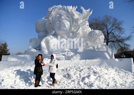 (181214) -- HARBIN, 14. Dezember 2018 -- Touristen posieren für ein Foto vor einer unvollendeten Schneeskulptur vor der 31. Harbin Sun Island International Snow Sculpture Art Exposition in Harbin, Hauptstadt der nordöstlichen Provinz Heilongjiang, 14. Dezember 2018. ) (ly) CHINA-HEILONGJIANG-HARBIN-SNOW SCULPTURES-EXPO (CN) WangxJianwei PUBLICATIONxNOTxINxCHN Stockfoto