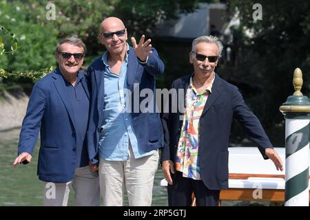 Venedig Lido, Italien. September 2023. Giacomo Poretti (l), Aldo Baglio (c) und Giovanni Storti (r) erreichen die Anlegestelle des Hotel Excelsior für den Filming Italy Best Movie Award. Quelle: SOPA Images Limited/Alamy Live News Stockfoto