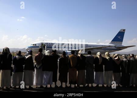 (181214) -- SANAA, 14. Dezember 2018 -- Einheimische warten auf die Ankunft von Vertretern einer Huthi-Delegation, die aus Schweden zurückgekehrt sind, nachdem sie an UN-geförderten Friedensverhandlungen teilgenommen haben, am Sanaa International Airport in Sanaa, Jemen, am 14. Dezember 2018. Die Friedenskonsultationen im Jemen endeten am Donnerstag in Schweden mit unsicheren Absprachen über Hodeidah und den Austausch von Gefangenen sowie Absprachen über Taiz. (lmm) DELEGATION JEMEN-SANAA-HOUTHI-RÜCKKEHR MohammedxMohammed PUBLICATIONxNOTxINxCHN Stockfoto