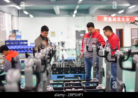 (181215) -- HARBIN, 15. Dezember 2018 -- Liu Zhongliang (3. R), Fu Qiang (1. R) und Zhou Zhiyuan (2. R) untersuchen Cockpitteile von Flugsimulatoren bei Wright Brothers Science and Technology Development Co., Ltd. In Harbin, Provinz Heilongjiang im Nordosten Chinas, 14. Dezember 2018. Wenn es keine gemeinsame Verliebtheit für Flugsimulationen gäbe, besteht die Wahrscheinlichkeit, dass Liu Zhongliang, Fu Qiang und Zhou Zhiyuan, die einst drei völlig unterschiedliche Karrieren geführt hatten, nie aufeinander treffen, geschweige denn sich zusammenschließen und sich einem Flugtraum nähern. Das Aviation-Enthusiasten-Trio startete seine Hardware-Entwicklung Stockfoto