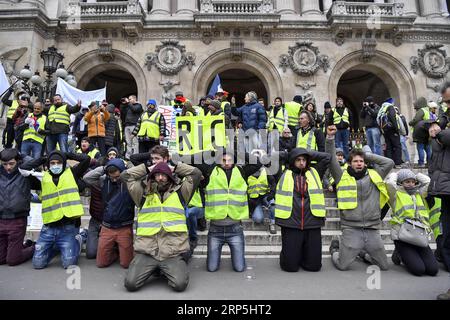 (181215) -- PARIS, 15. Dezember 2018 -- Gelbwesten-Demonstranten treffen sich am 15. Dezember 2018 auf dem Opernplatz in Paris, Frankreich. Die französische Regierung plante harte Sicherheitsmaßnahmen, indem sie Tausende von Offizieren mobilisierte und gepanzerte Fahrzeuge einsetzte, um gegen weitere Gewaltandrohungen vorzugehen, während die Gelben Westen am Samstag eine neue Runde landesweiter Proteste veranstalten. trotz der Maßnahmen von Präsident Emmanuel Macron, die die öffentliche Wut über schlechte Einnahmen und hohe Lebenshaltungskosten unterdrücken sollen. ) FRANKREICH-PARIS-GELBE WESTEN -PROTEST ChenxYichen PUBLICATIONxNOTxINxCHN Stockfoto