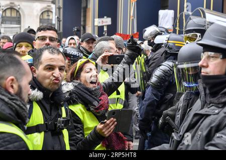 (181215) -- PARIS, 15. Dezember 2018 -- Gelbwesten-Demonstranten treffen sich am 15. Dezember 2018 auf dem Opernplatz in Paris, Frankreich. Die französische Regierung plante harte Sicherheitsmaßnahmen, indem sie Tausende von Offizieren mobilisierte und gepanzerte Fahrzeuge einsetzte, um gegen weitere Gewaltandrohungen vorzugehen, während die Gelben Westen am Samstag eine neue Runde landesweiter Proteste veranstalten. trotz der Maßnahmen von Präsident Emmanuel Macron, die die öffentliche Wut über schlechte Einnahmen und hohe Lebenshaltungskosten unterdrücken sollen. ) FRANKREICH-PARIS-GELBE WESTEN -PROTEST ChenxYichen PUBLICATIONxNOTxINxCHN Stockfoto