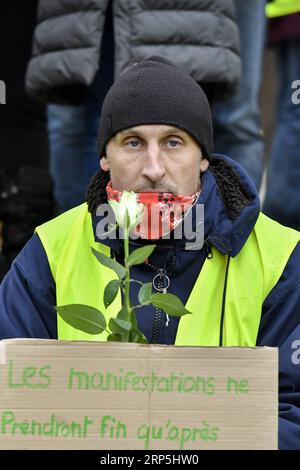 (181215) -- PARIS, 15. Dezember 2018 -- Ein Gelbwesten-Demonstrant wird am 15. Dezember 2018 auf dem Opernplatz in Paris, Frankreich, mit einer Rose gesehen. Die französische Regierung plante harte Sicherheitsmaßnahmen, indem sie Tausende von Offizieren mobilisierte und gepanzerte Fahrzeuge einsetzte, um gegen weitere Gewaltandrohungen vorzugehen, während die Gelben Westen am Samstag eine neue Runde landesweiter Proteste veranstalten. trotz der Maßnahmen von Präsident Emmanuel Macron, die die öffentliche Wut über schlechte Einnahmen und hohe Lebenshaltungskosten unterdrücken sollen. ) FRANKREICH-PARIS-GELBE WESTEN -PROTEST ChenxYichen PUBLICATIONxNOTxINxCHN Stockfoto