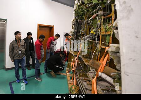 (181215) -- HARBIN, 15. Dezember 2018 -- Liu Zhongliang (1. L) und Kollegen untersuchen ein echtes Cockpit bei Wright Brothers Science and Technology Development Co., Ltd. In Harbin, nordöstliche chinesische Provinz Heilongjiang, 14. Dezember 2018. Wenn es keine gemeinsame Verliebtheit für Flugsimulationen gäbe, besteht die Wahrscheinlichkeit, dass Liu Zhongliang, Fu Qiang und Zhou Zhiyuan, die einst drei völlig unterschiedliche Karrieren geführt hatten, nie aufeinander treffen, geschweige denn sich zusammenschließen und sich einem Flugtraum nähern. Das Aviation-Enthusiast-Trio startete 2009 sein Hardware-Entwicklungsteam. Von der ersten elektronischen c Stockfoto