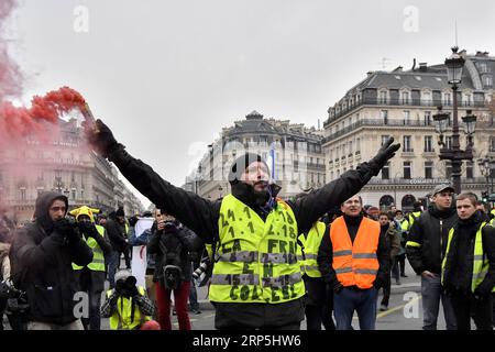 (181215) -- PARIS, 15. Dezember 2018 -- Gelbwesten-Demonstranten treffen sich am 15. Dezember 2018 auf dem Opernplatz in Paris, Frankreich. Die französische Regierung plante harte Sicherheitsmaßnahmen, indem sie Tausende von Offizieren mobilisierte und gepanzerte Fahrzeuge einsetzte, um gegen weitere Gewaltandrohungen vorzugehen, während die Gelben Westen am Samstag eine neue Runde landesweiter Proteste veranstalten. trotz der Maßnahmen von Präsident Emmanuel Macron, die die öffentliche Wut über schlechte Einnahmen und hohe Lebenshaltungskosten unterdrücken sollen. ) FRANKREICH-PARIS-GELBE WESTEN -PROTEST ChenxYichen PUBLICATIONxNOTxINxCHN Stockfoto