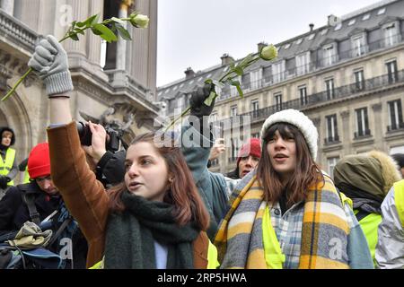 (181215) -- PARIS, 15. Dezember 2018 -- Gelbwesten-Demonstranten treffen sich am 15. Dezember 2018 auf dem Opernplatz in Paris, Frankreich. Die französische Regierung plante harte Sicherheitsmaßnahmen, indem sie Tausende von Offizieren mobilisierte und gepanzerte Fahrzeuge einsetzte, um gegen weitere Gewaltandrohungen vorzugehen, während die Gelben Westen am Samstag eine neue Runde landesweiter Proteste veranstalten. trotz der Maßnahmen von Präsident Emmanuel Macron, die die öffentliche Wut über schlechte Einnahmen und hohe Lebenshaltungskosten unterdrücken sollen. ) FRANKREICH-PARIS-GELBE WESTEN -PROTEST ChenxYichen PUBLICATIONxNOTxINxCHN Stockfoto