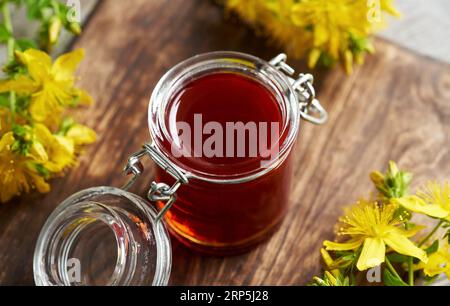 Hypericum oder St. Johanniskrautöl aus frischen Blumen Stockfoto
