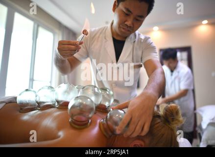 (181216) -- PEKING, 16. Dezember 2018 -- Ein russischer Tourist erhält Schröpfbehandlung in einem Sanatorium in Sanya, Südchinesische Provinz Hainan, 2. Juni 2018. Experten, die an einem Tourismusforum in Peking am 12. Dezember 2018 teilnahmen, sagten, dass der Gesundheitstourismus mit der traditionellen chinesischen Medizin (TCM) eine goldene Zeit für Entwicklung einläutet. Auf dem Forum kündigte der Weltverband der chinesischen Medizingesellschaften die Einrichtung eines Sonderausschusses zur Förderung des Gesundheitstourismus weltweit an. TCM Gesundheitstourismus bietet Touristen eine Reihe von Veranstaltungen, die es ihnen ermöglichen, das traditionelle chinesische Ich zu erleben Stockfoto