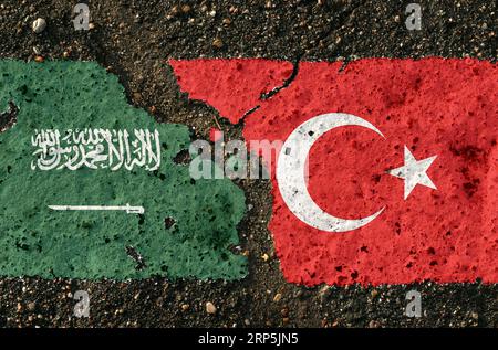 Auf dem Bürgersteig sind die Flaggen Saudi-Arabiens und der Türkei als Symbol der Konfrontation zu sehen. Konzeptionelles Bild. Stockfoto