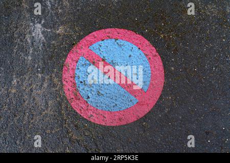 Auf dem Asphalt ist ein Schild angebracht - Parken ist verboten. Nahaufnahme. Stockfoto