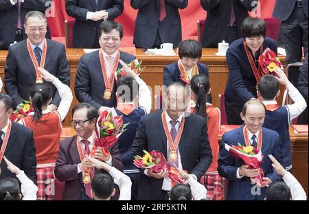 (181218) -- PEKING, 18. Dezember 2018 -- das Personal, das für seine herausragenden Beiträge zur Reform und Öffnung ausgezeichnet wurde, nimmt die Blumensträuße an, die von jungen Pionieren während einer großen Versammlung anlässlich des 40. Jahrestages der chinesischen Reform und Öffnung in der Großen Halle des Volkes in Peking, der Hauptstadt Chinas, am 18. Dezember 2018 präsentiert wurden.) CHINA-PEKING-40 JAHRE REFORM- UND OPENING-UP-CELEBRATION (CN) WANGXYE PUBLICATIONXNOTXINXCHN Stockfoto