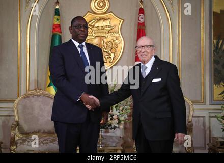 (181218) -- TUNIS, 18. Dezember 2018 -- der tunesische Präsident Beji Caid Essebsi (R) trifft sich am 18. Dezember 2018 mit dem senegalesischen Präsidenten Macky Sall in Tunis, Tunesien. Der senegalesische Präsident Macky Sall begann am Dienstag einen zweitägigen offiziellen Besuch in Tunesien. TUNESIEN-TUNIS-SENEGAL-OFFIZIELLER BESUCH VON ADELEXEZZINE PUBLICATIONXNOTXINXCHN Stockfoto