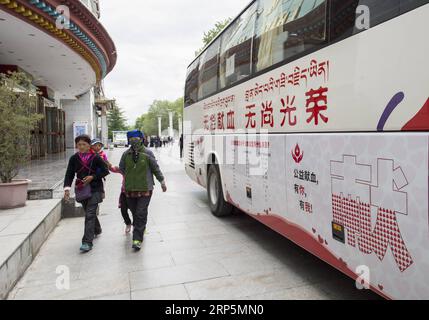 (181219) -- PEKING, 19. Dezember 2018 (Xinhua) -- Bürger passieren ein mobiles Blutspendefahrzeug in Lhasa, der Hauptstadt der autonomen Region Tibet im Südwesten Chinas, 14. Juni 2016, dem Weltblutspendetag. Die Zahl der Blutspender in China wächst weiter und die Zahl der registrierten Blutspenden erreichte im letzten Jahr 14,59 Millionen, fast das 45-fache der Zahl im Jahr 1998. Das Land verzeichnete fast 6 Millionen Blutspenden und 2.065 Tonnen gespendetes Blut von Januar bis Mai dieses Jahres, plus 3,6 Prozent und 5,2 Prozent pro Jahr, laut der National Health Commission (NHC). Das Blut für die Klinik Stockfoto